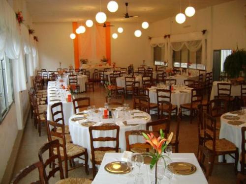 un comedor con mesas y sillas blancas en Complejo Turistico - Hotel Pinar serrano - Bialet Masse - Cordoba en Bialet Massé