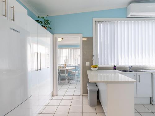 Η κουζίνα ή μικρή κουζίνα στο Golden Sands 2 Short Street, Air Con, Wifi, Beach View