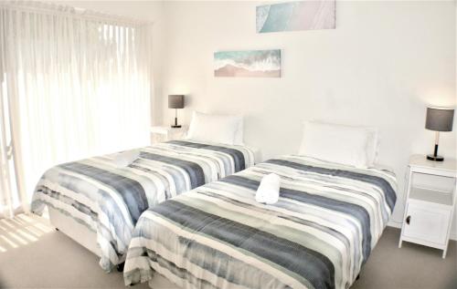 A bed or beds in a room at Rolling Waves 1