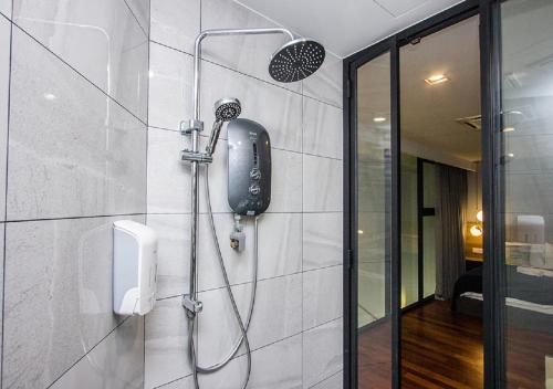 een badkamer met een douche en een telefoon aan de muur bij Rumahku Gurney with 270 degree Sea View in George Town