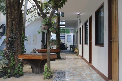 - un couloir avec un banc en bois dans une maison dans l'établissement Love Vega Hometel, à El Nido