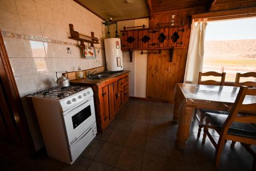 Una cocina o cocineta en Las Moras Cabañas