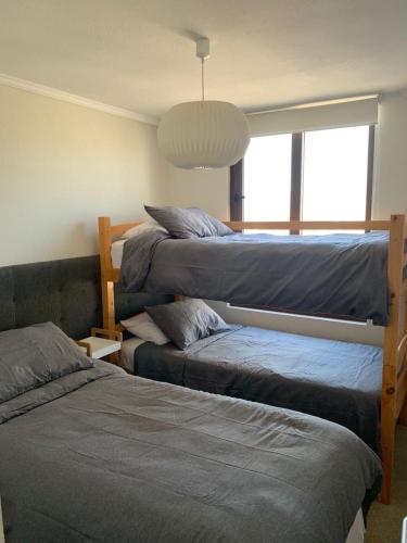 Giường trong phòng chung tại Departamento Jardín del Mar