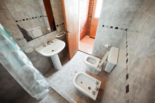 佩里托莫雷諾冰川的住宿－Las Moras Cabañas，一间带水槽、卫生间和镜子的浴室