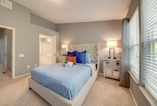 una camera da letto con un grande letto con cuscini blu di The Lux At Lake Mary a Lake Mary