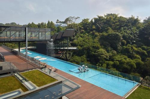 Вид на басейн у The Gaia Hotel Bandung або поблизу