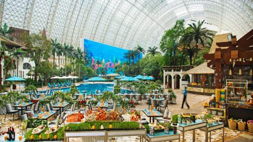 Pogled na bazen u objektu InterContinental Chengdu Global Center, an IHG Hotel ili u blizini