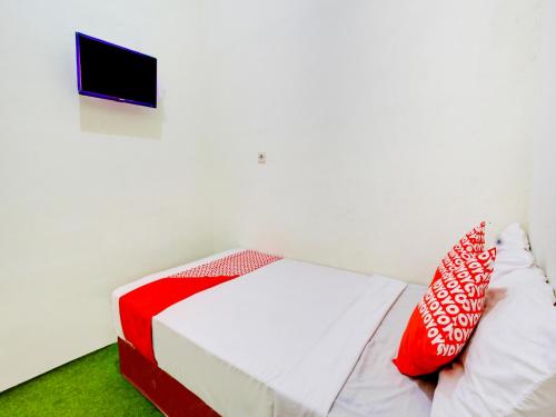 Giường trong phòng chung tại OYO 90725 Zeevanna Guest House Syariah