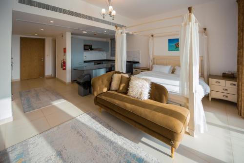 Posezení v ubytování Jebel Sifah studio Apartment with Pool View