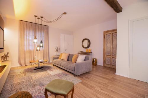een woonkamer met een bank en een tafel bij Villa Elia Suite Room in Bellaria-Igea Marina