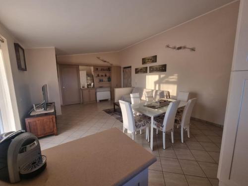 a kitchen and dining room with a table and chairs at B&B e Casa Vacanza al Castello in Roccella Ionica