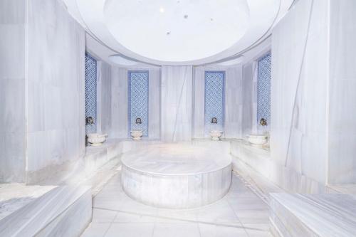 um grande quarto branco com uma grande banheira em Armas Labada em Kemer