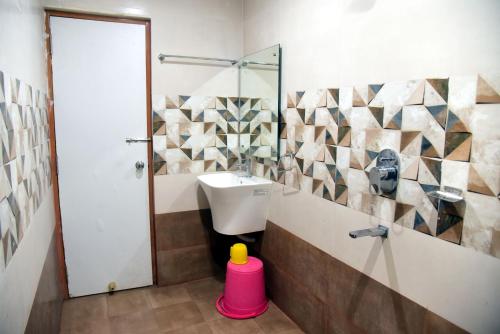 Koupelna v ubytování Hotel Guru Estate