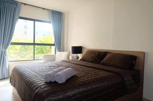 ein Schlafzimmer mit einem Bett mit zwei Handtüchern darauf in der Unterkunft Lacasita Huahin in Hua Hin