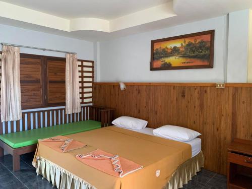 Ένα ή περισσότερα κρεβάτια σε δωμάτιο στο Rattana Guesthouse & Bungalow