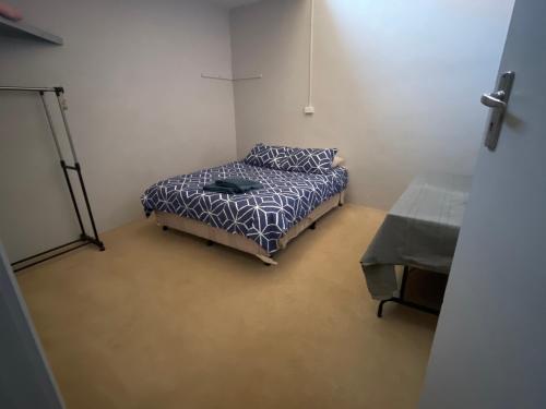 1 dormitorio pequeño con 1 cama en una habitación en J's Hardware & Gifts, en Perenjori