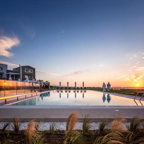 La alberca dentro o cerca de Thalassa Suites