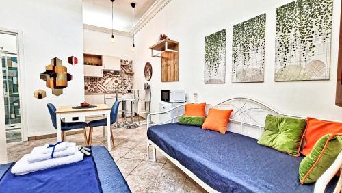 un soggiorno con divano e tavolo di Zanzi 's Apartments ad Avola