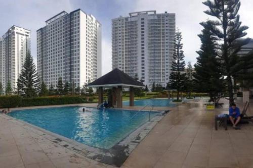 Hồ bơi trong/gần Cozy Condo with Amenities at Cool Suites