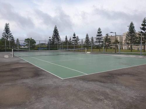 Tiện nghi tennis/bóng quần (squash) tại Cozy Condo with Amenities at Cool Suites