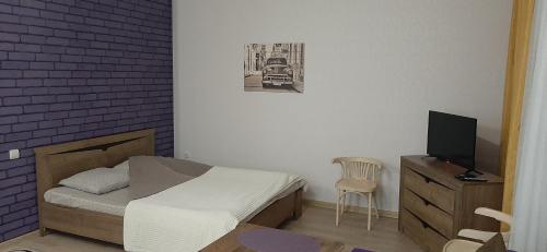 Una cama o camas en una habitación de Надречный переулок студия