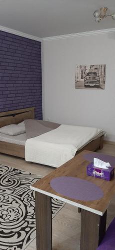 Una cama o camas en una habitación de Надречный переулок студия