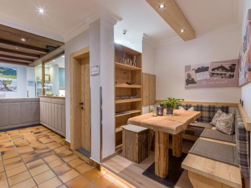 Una cocina o zona de cocina en Hotel Waldfriede - Der Logenplatz im Zillertal