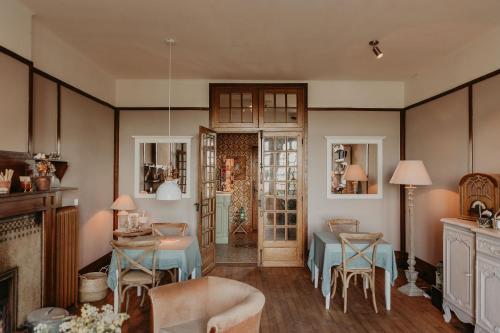 un salon avec une table et des chaises dans l'établissement Wohnung für 12 Personen mit 6 Bädern, à Ciel