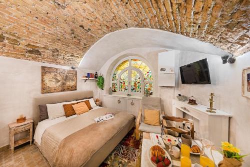 um quarto com uma cama e uma parede de tijolos em C'era una volta in centro by Wonderful Italy em Desenzano del Garda