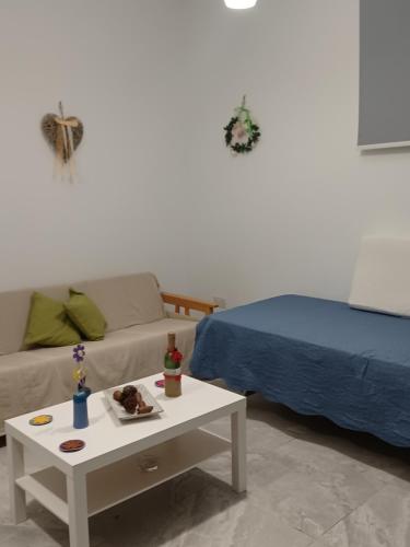 sala de estar con sofá y mesa de centro en Andri' s place en Nea Paphos