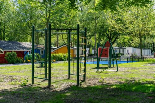 un parco vuoto con parco giochi con scivolo di EuroParcs Het Amsterdamse Bos a Amstelveen
