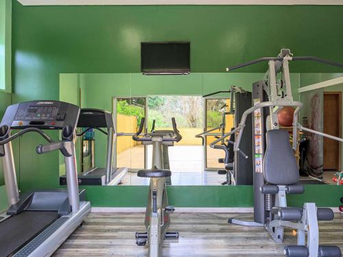 a gym with several tread machines in a room at Hotel Nacional Inn Curitiba Santa Felicidade in Curitiba