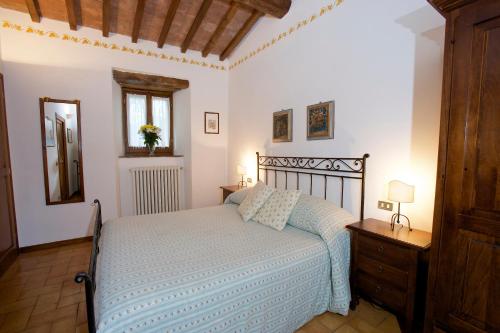 a bedroom with a bed and a dresser and a mirror at Brigolante Guest Apartments in Assisi