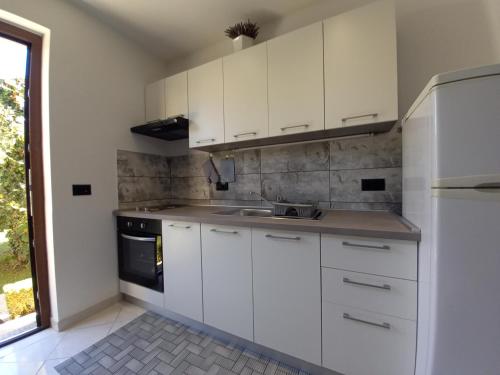 Kuchyňa alebo kuchynka v ubytovaní Apartment Toni Valbandon