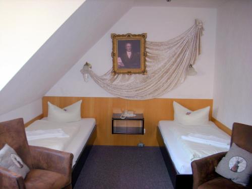 Llit o llits en una habitació de Elegant-Hotel "Zur Burg"