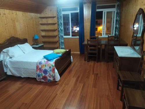 um quarto com uma cama, uma secretária e uma cozinha em Corazón de Ponteareas em Ponteareas