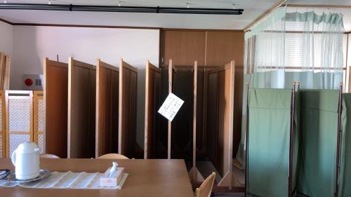 a dining room with a table and wooden dividers at すずめのお宿 つばめの間 最大30名 Swallow room Maximum of 30 people in Kotohira