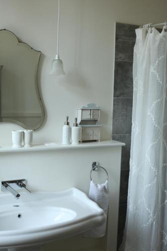 a bathroom with a sink and a mirror at Wohnung für 12 Personen mit 6 Bädern in Ciel