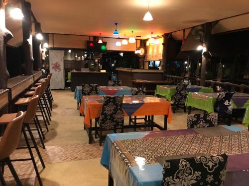 ห้องอาหารหรือที่รับประทานอาหารของ Khao Sok River Lodge Hotel