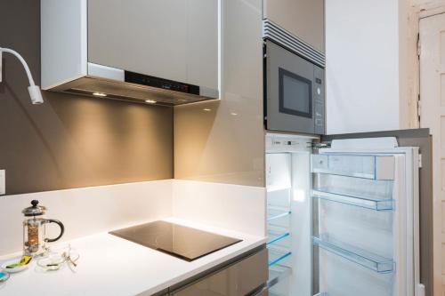 Kuchyňa alebo kuchynka v ubytovaní Pinzon Apartment in Malaga by Solaga Holiday Homes
