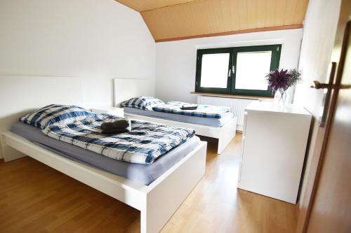 twee bedden in een kamer met een raam bij 3 Room Apartment in Hellenthal in Hellenthal
