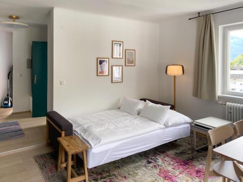 sypialnia z łóżkiem, stołem i oknem w obiekcie Appartements Steiner - SKI IN - SKI OUT w mieście Zell am See