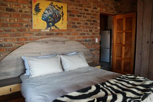 เตียงในห้องที่ Kwele Game Lodge