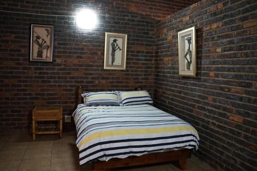 Postel nebo postele na pokoji v ubytování Kwele Game Lodge