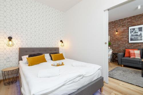 Posteľ alebo postele v izbe v ubytovaní Movie Jacuzzi Apartment at the Main Station by Noclegi Renters