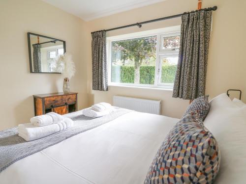 Postel nebo postele na pokoji v ubytování Ger Yr Afon Cottage