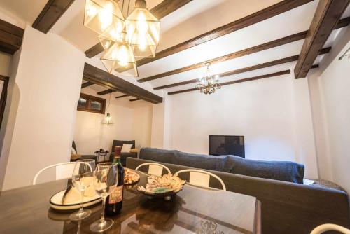 a dining room with a table and a couch at Casa Jarreta Centro Albarracin in Albarracín