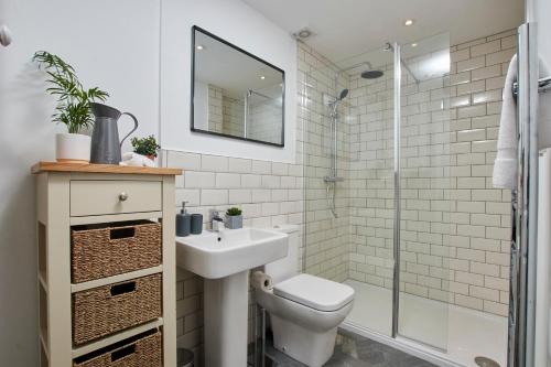 A bathroom at Delven House, Apartment 3