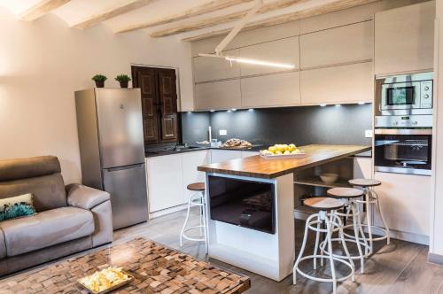 アルバラシンにあるCasa Jarreta Azagra Albarracinのキッチン(冷蔵庫、カウンタートップ付)