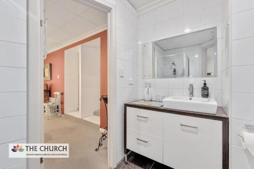 Phòng tắm tại 'THE CHURCH' Guest Home, Gawler Barossa Region